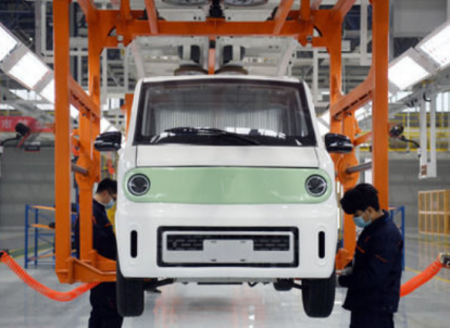 智能提升機(jī)被用于新能源車生產(chǎn)車間