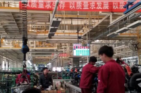 智能提升機(jī)能解決變速箱和發(fā)動機(jī)的精準(zhǔn)對位難題