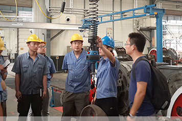 機(jī)車制造廠使用智能型提升裝置吊運(yùn)輪對和轉(zhuǎn)向架配件