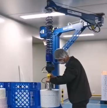 紙筒搬運(yùn)工作站用了智能提升機(jī)后裝箱更方便了